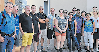 Froh gelaunt. In Ausserberg beim Schulhaus versammelten sich die einzelnen Gruppen vor dem Abmarsch Richtung St. German/Raron: Hier die Gruppe mit Sponsoren und mit OK-Pr&auml;sident Egon Gsponer (4. von links) sowie Staatsrat Roberto Schmidt (Mitte).