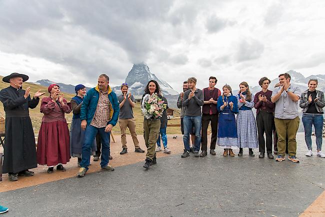 Dernière Freilichtspiele Zermatt: Daniel Luggen (Kurdirektor Zermatt Tourismus, Bildmitte), Livia Anne Richard (Regisseurin und Autorin), Schauspieler und Team.