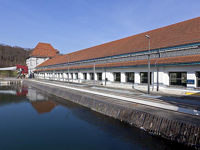 Alpiq will die Wasserkraftwerke nun doch nicht verkaufen. Im Bild das Werk in der Aare bei Gösgen. (Archivbild)