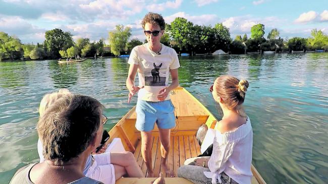 Gegen den Strom. Zauberer Lionel, der etwas andere Gondoliere, in einem Weidling auf dem Rhein. 