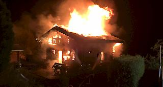 Ein Chalet in Haute-Nendaz wurde durch einen Brand total zerst&ouml;rt.