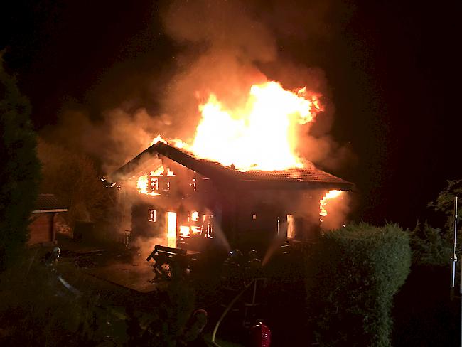 Ein Chalet in Haute-Nendaz wurde durch einen Brand total zerstört.