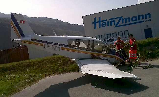 Das verunfallte Flugzeug auf dem Flugplatz Raron.