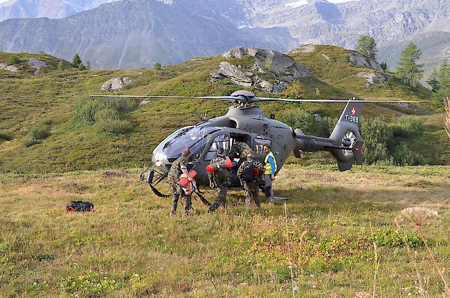 Abflug. Auf dem Simplonpass, unterhalb des Restaurants Monte Leone, werden die Soldaten per Helikopter ins Zielgebiet unterhalb des Sirwolte-Sees geflogen.