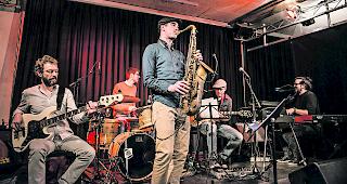 Grandios. Das One Tahe Orchestra lanciert den zweiten Festival-Tag. 