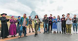Derni&egrave;re. Daniel Luggen (Kurdirektor Zermatt Tourismus, Vierter von links), Livia Anne Richard (Regisseurin und Autorin), Schauspieler und Team.  