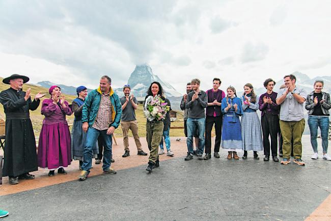 Dernière. Daniel Luggen (Kurdirektor Zermatt Tourismus, Vierter von links), Livia Anne Richard (Regisseurin und Autorin), Schauspieler und Team.  