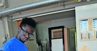 Integrierend. Ein Asylbewerber arbeitet an den Monster-Ski. 