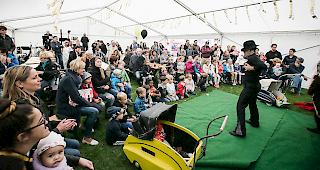 Auch Artisten und Zauberer setzten sich am Festival in Szene.