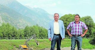 Neues Bauland. Nach der Aufsch&uuml;ttung im Gebiet &laquo;Alts Rottub&auml;tt&raquo; wurden heuer dieselben Arbeiten bei den &laquo;Chrizmatte&raquo; in Angriff genommen. Burgermeister Adalbert Grand (links) und Burgerrat Nando Matter rechnen mit einem Abschluss der Baut&auml;tigkeiten im November 2017.