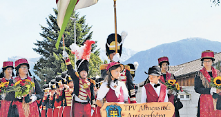 Der Gastgeber. Der TPV &laquo;Ahnenstolz&raquo; aus Ausserberg führte den Festumzug an. FOTO