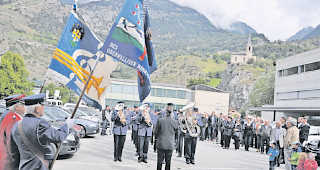 Musikalischer Rahmen. Die diesj&auml;hrige Organisatorin, die MG &laquo;Alpenglühn&raquo;, spielt vor der Mehrzweckhalle in Raron.