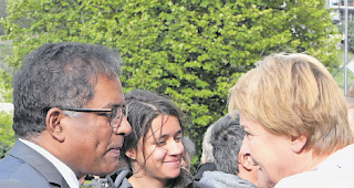 Kontaktfreudig. Pfarrer James Kachappilly mischt sich nach der Messe unter die Leute.