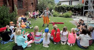 Die Kinder aus Tschernobyl freuen sich &uuml;ber Clownin Susi.