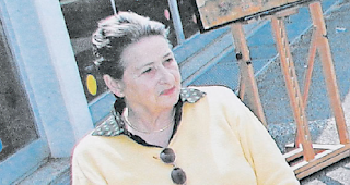 Künstlerin. May pr&auml;sentiert in der Festung Naters geheimnisvolle Bilder.