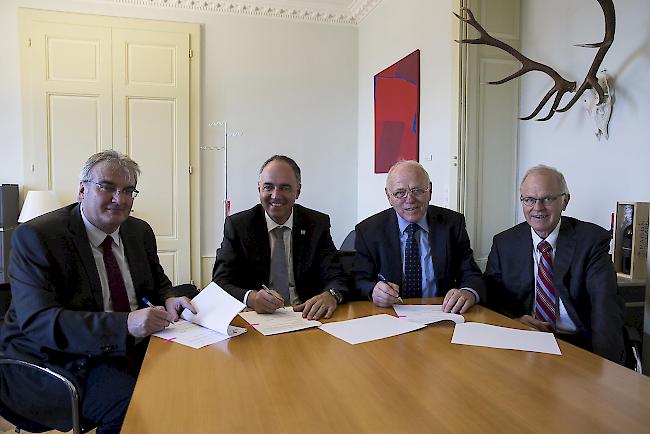 Die Stiftung Werner Siemens und der Staat Wallis setzen ihr Engagement zur Bekämpfung der Jugendarbeitslosigkeit fort (v.l): Peter Kalbermatten (Chef der Dienststelle für Industrie, Handel und Arbeit), Staatsrat Christophe Darbellay, sowie Germain Mittaz und Hubert Keiber von der Stiftung Werner Siemens. 