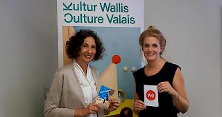 Nathalie Benelli, Kultur Wallis, und C&eacute;line Fallet, wemakeit.ch, freuen sich &uuml;ber die erfolgreichen Walliser Projekte auf der Schwarmfinanzierungs-Plattform.
