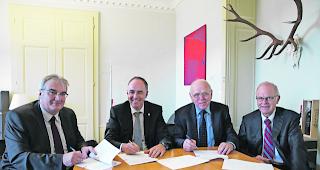 Partnerschaft erneuert. Peter Kalbermatten (Chef der Dienststelle f&uuml;r Industrie, Handel und Arbeit), Staatsrat Christophe Darbellay, Germain Mittaz und Dr. Hubert Keiber (Stiftung Werner Siemens).  