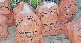 Abfalls&uuml;nder. In Zermatt wurden Bussen ausgeteilt.