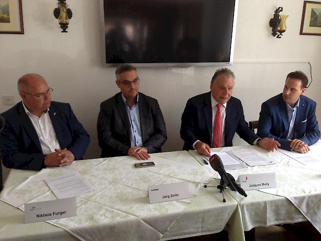 Niklaus Furger, Gemeindepräsident von Visp, Jörg Solèr, Standortleiter Lonza Visp, Staatsrat Jacques Melly und Jörg Schwestermann, Vizepräsident der Gemeinde Raron (von links)