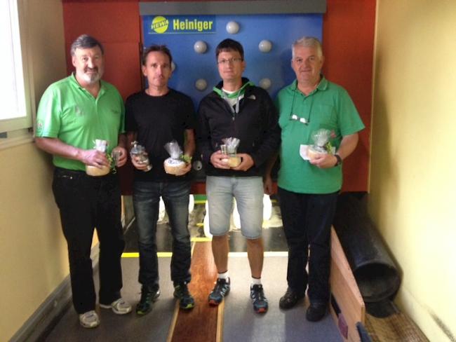 Die Gewinner des diesjährigen Walliser Cups der Ladenkegler (v.l.): Armin Zenklusen (2. Rang), Patrick Theler als Walliser-Cup-Sieger, John Bruchez (3. Rang) und Louis Zumofen (4. Rang).