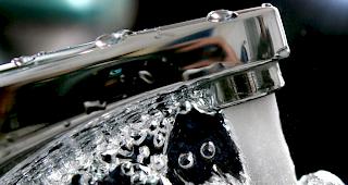 Die Bev&ouml;lkerung von Blatten ist angehalten, den Wasserverbrauch vorerst auf ein Minimum zu reduzieren. (Themenbild)