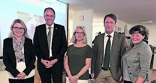 Diskutiert. Dr. Romaine Schnyder (Direktorin ZET), Christophe Darbellay (Staatsrat), Prof. em. Dr. Pasqualina Perrig-Chiello (Institut f&uuml;r Psychologie, Universit&auml;t Bern), Martin Kalbermatter (Direktor Haus der Generationen St. Anna) und Daniela Imboden (Bereichsleiterin Kita Sunnubl&uuml;&auml;mu, Haus der Generationen St. Anna). 