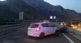 Lenker schwer verletzt. Die Falschfahrerin ist auf der Gegenfahrbahn mit einem Motorrad kollidiert.