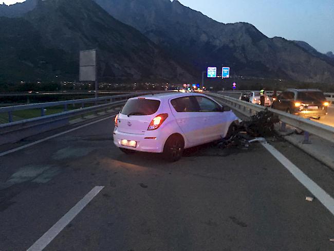 Lenker schwer verletzt. Die Falschfahrerin ist auf der Gegenfahrbahn mit einem Motorrad kollidiert.