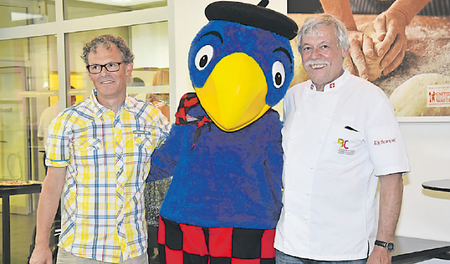 Zufrieden. Lukas Imseng (rechts) mit Zeichner Walter Pfenninger und Globi an der Vernissage.