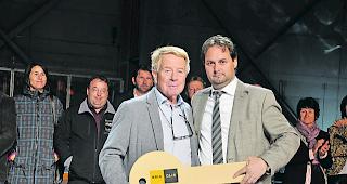 Historischer Moment. Ressortchef und Vizepr&auml;sident Patrick Amoos &uuml;bergibt den Schl&uuml;ssel an Guido Summermatter, Pr&auml;sident der Genossenschaft Sport- und Freizeitarena Geschina.  