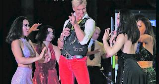 Showman. Singend begr&uuml;sst Schlagers&auml;nger Roman Peters das Zirkuspublikum. 