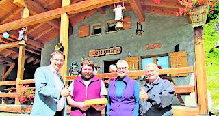 Ausgezeichnet. Thomas Egger, Pr&auml;sident der Sortenorganisation Raclette du Valais AOP, Xavier Jobin, K&auml;ser auf der Alpe Loveignoz, Lise Es-Borrat, Betriebsleiterin Alpe Loveignoz, Jean-Paul Probst, Chef Taxationskommission (von links). 