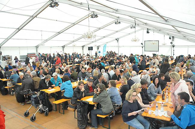 Zahlreiche Besucher strömten am Samstag nach St. Niklaus.