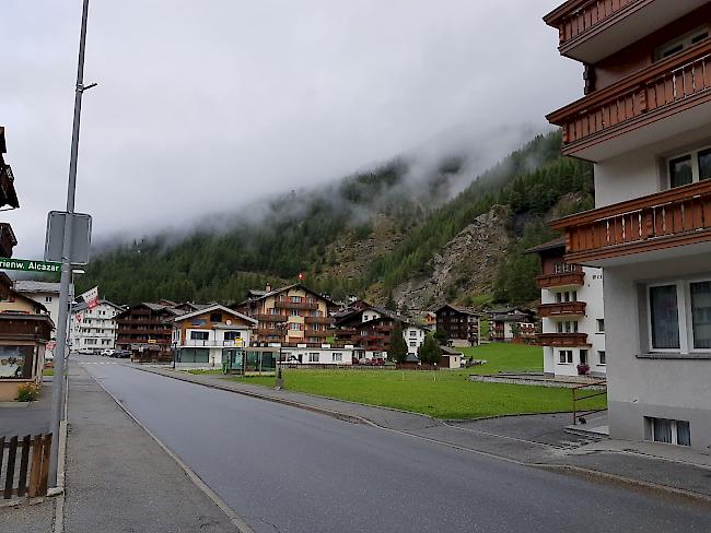 Grosses Aufatmen in Saas-Grund. In der Nacht von Samstag auf Sonntag sind rund Zweidrittel der instabilen Gletscherzunge abgebrochen. Es kam zu keinen Schäden im Dorf.  