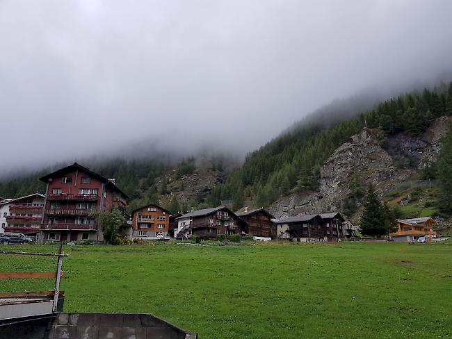 Einwohner des Dorfteils «Unter dem Berg» in Saas-Grund mussten am Samstag vorübergehend evakuiert werden. Am Sonntagmorgen durften die Bewohner wieder zurück in ihre Häuser.   