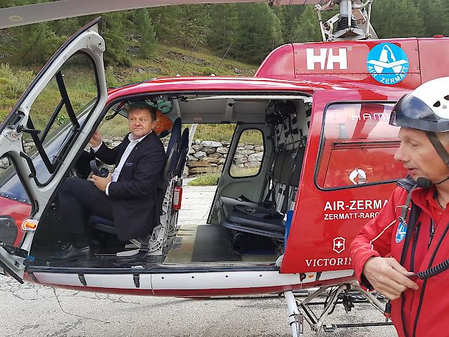 Gemeindepräsident Bruno Ruppen wird am Sonntagmorgen ins Gebiet beim Triftgletscher geflogen. Er zeigt sich nach dem Flug erleichtert, dass sich die Situation nach dem Teil-Abbruch in Saas-Grund entschärft hat. 