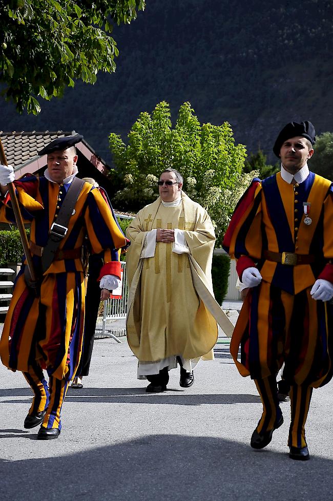 Paul Martone auf dem Weg zur Kirche in Raron. 