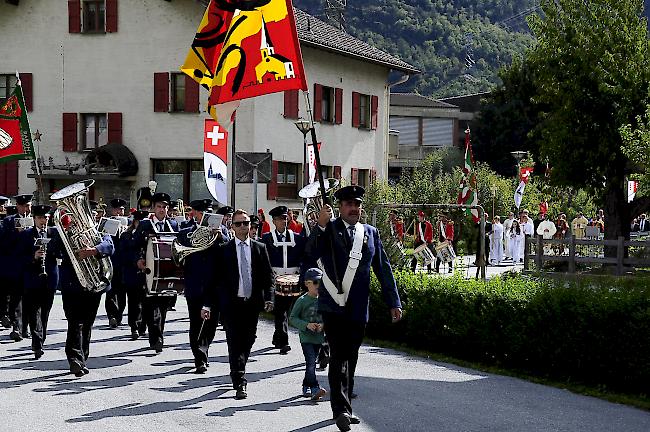 Die Musikgesellschaft Raronia führte den Umzug an. 