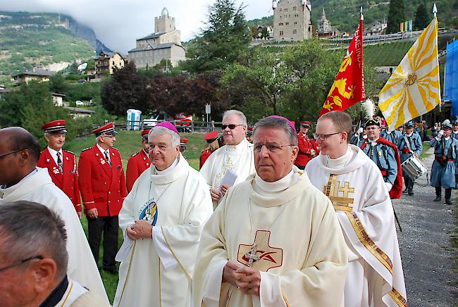 Bischöflliche Begleiter: Daniel Noti und Generalvikar Richard Lehner im Gefolge von Erzbischof Emil Tscherrig (vorne links) und Abbé Jean César Scarcella vom Kloster Saint-Maurice.