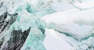 Abbruchstelle. Bis zu 400000 Kubikmeter Eis brachen ab und kamen auf dem darunterliegenden Gletscher zum Stillstand.  