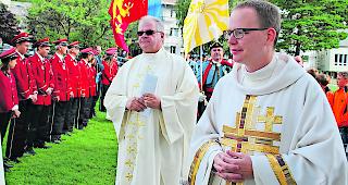 Feierlicher Einzug. Pfarrer Daniel Noti, begleitet von Generalvikar Richard Lehner, auf dem Weg zur Ringacker-Kapelle. 