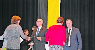 Freude herrscht. Der ehemalige Bundesrat Adolf Ogi gatulierte den Absolventen ebenfalls auf der B&uuml;hne. Einer der Preisstifter f&uuml;r die besten Absolventen war die Mobiliar Versicherung, vertreten durch Roland L&uuml;thi (rechts).  