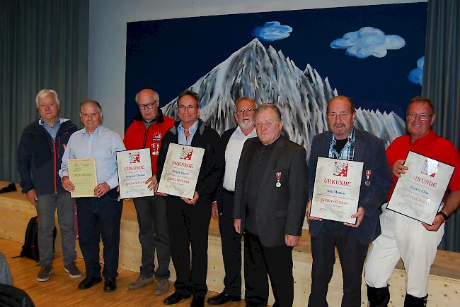 Die Geehrten an der OWTPV-Veteranentagung in Bürchen (von links): Paul Imhof, TPV Lax (60 Jahre); Louis Bertholjotti, TPV Stalden (ältester Teilnehmer); Thomas Burgener, TPV Visp (50 Jahre); Marcel Jerjen, TPV Sektion Rhone (50 Jahre), René Regotz, TPV Staldenried (neuer VV-Obmann), Fridolin Imboden, TPV Niedergesteln (neuer Ehrenobmann); Markus Noti, TPV «Seetal» Eisten (50 Jahre) und Elias Furrer, TPV Bürchen (50 Jahre und neuer Veteranenfähnrich).