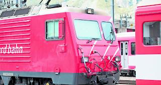 Unfalllokomotive. Mit rund 15 bis 20 Kilometern pro Stunde soll die Lokomotive auf die Wagen aufgefahren sein.  