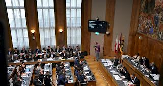 Am Donnerstag fand die erste Lesung &uuml;ber die neue Gesetzgebung zur Schaffung eines Justizrates statt. In einer fast dreist&uuml;ndigen Debatte wurden nicht weniger als 72 Ab&auml;nderungsantr&auml;ge diskutiert.

