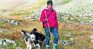 Unterwegs. Gheorghe Musina mit zweien seiner Hunde w&auml;hrend seines Einsatzes im Oberwallis.  