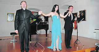 Sie begeisterten im Schloss. Pianist Leonardo Angelini, Sopranistin Brigitte Hohl, Violinist Paul Locher (von links).  