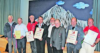 Die Geehrten. Von links: Paul Imhof, TPV Lax (60 Jahre), Louis Bertholjotti, TPV Stalden (&auml;ltester Teilnehmer), Thomas Burgener, TPV Visp (50 Jahre), Marcel Jerjen, TPV Sektion Rhone (50 Jahre), Ren&eacute; Regotz, TPV Staldenried (neuer VV-Obmann), Fridolin Imboden, TPV Niedergesteln (neuer Ehrenobmann), Markus Noti, TPV &laquo;Seetal&raquo;, Eisten (50 Jahre), und Elias Furrer, TPV B&uuml;rchen (50 Jahre und neuer Veteranenf&auml;hnrich). 