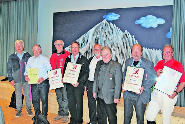 Die Geehrten. Von links: Paul Imhof, TPV Lax (60 Jahre), Louis Bertholjotti, TPV Stalden (ältester Teilnehmer), Thomas Burgener, TPV Visp (50 Jahre), Marcel Jerjen, TPV Sektion Rhone (50 Jahre), René Regotz, TPV Staldenried (neuer VV-Obmann), Fridolin Imboden, TPV Niedergesteln (neuer Ehrenobmann), Markus Noti, TPV «Seetal», Eisten (50 Jahre), und Elias Furrer, TPV Bürchen (50 Jahre und neuer Veteranenfähnrich). 